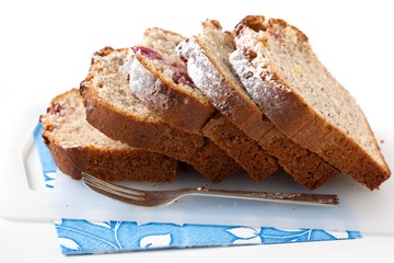 Nusskuchen mit Kirschen