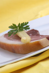 frischer Stangenspargel mit geräuchertem Schinken