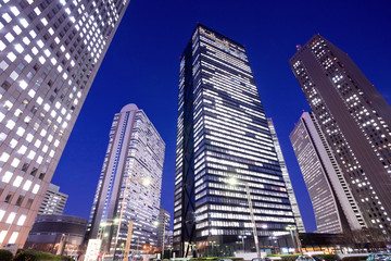 Naklejka premium Shinjuku wieżowiec ulicy w nocy