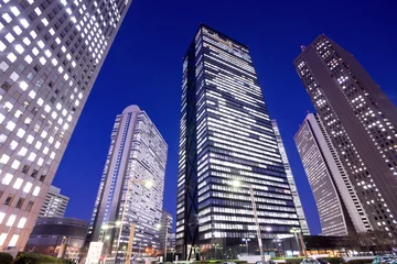 Foto op Plexiglas Shinjuku wolkenkrabber straat & 39 s nachts © moonrise
