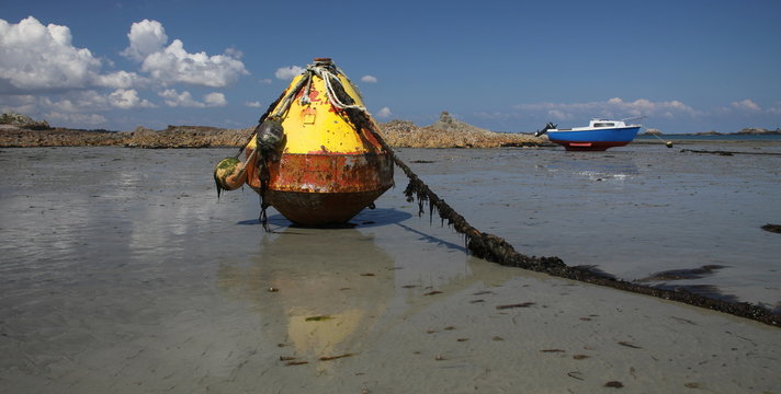 bou&eacute;e &eacute;chou&eacute;e sur le sable en bretagne