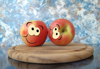 due mele con occhi