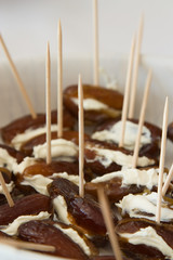 Datteln mit Frischkäse