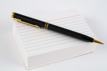 Kugelschreiber und Karteikarten