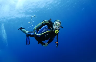 Papier Peint photo Plonger plongeur sous-marin dans l& 39 eau bleu clair