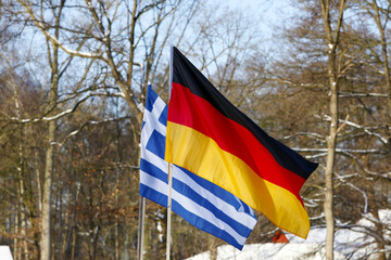 deutsche und griechische Flagge