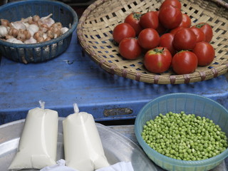 Obraz na płótnie Canvas Tomates y guisantes en mercado en Vietnam