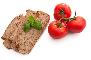 Frisches Mehrkornbrot, Basilikum und Tomaten