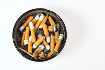 Aschenbecher voll mit Zigaretten 