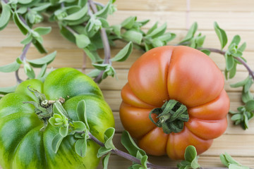 grüne und rote Tomate