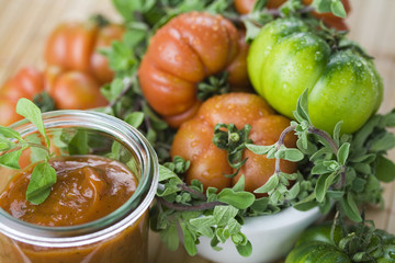Tomatensoße gekocht aus italienischen Strauchs omaten und frischem Majoran 