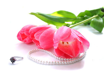 Fototapeta na wymiar Pink tulips and pearl necklace