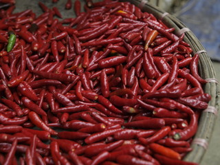 Pimientos en un mercado callejero de Sapa en Vietnam