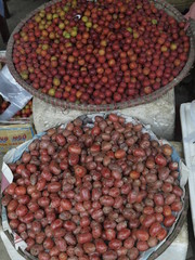 Fruta tropical en mercado callejero en Sapa (Vietnam)