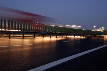 Fototapeta na wymiar Panele przeciwoślepieniowe na autostradzie