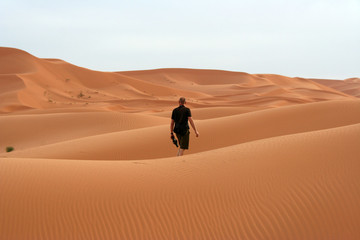 Fototapeta na wymiar Einsamer Wanderer im Erg Chebbi, Marokko