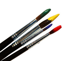 Набор кисточек с красками на белом фоне