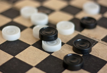 Obraz na płótnie Canvas Warcaby na starej szachownicy