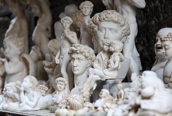 Kleine Marmorbüsten als Souvenir