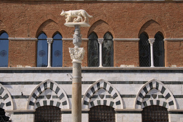Statue Wölfin am Domplatz von Siena