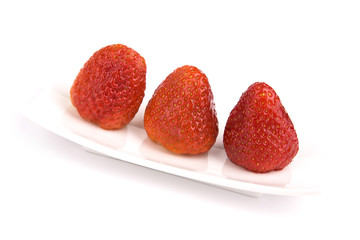 Erdbeeren auf Teller isoliert