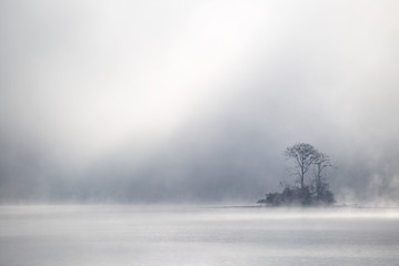 Fototapeta premium Insel im Nebel