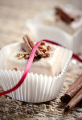 süßes dessert mit schleife