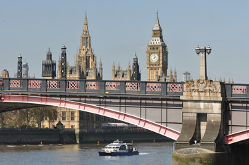 Naklejka premium Houses of Parliament and Westminster over the bridge