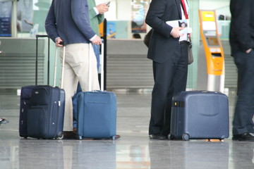 Pasajeros haciendo cola en un aeropuerto para facturar su equipaje - obrazy, fototapety, plakaty