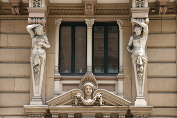 Fachada de un palacio en la ciudad de Bilbao