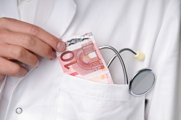 Arzt zieht 10 Euro Schein aus der Tasche