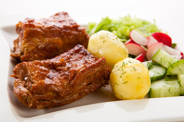 Tasty grilled ribs with vegetables