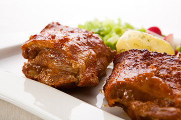Tasty grilled ribs with vegetables