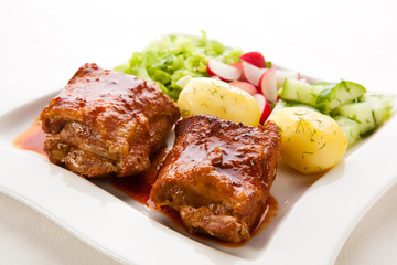 Tasty grilled ribs with vegetables
