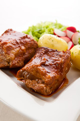 Tasty grilled ribs with vegetables
