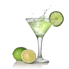 Muurstickers Groene alcoholcocktail met splash en groene limoen © artjazz