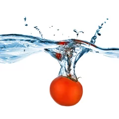 Deurstickers rode tomaat viel in water geïsoleerd op wit © artjazz