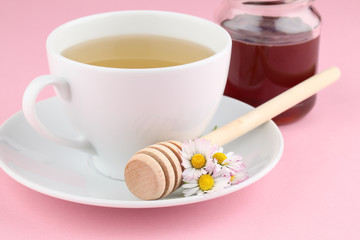 Herbal tea with daisies and honey