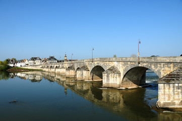 Fototapeta na wymiar Kamienny most można Charite-sur-Loire (58)