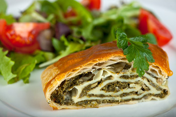 Spinatstrudel mit frischem Salat