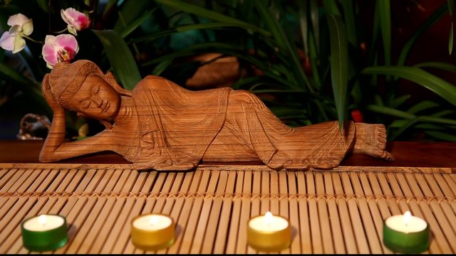 Bouddha, bougies, bois, orchid&eacute;es... zen