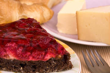 Kuchen mit Himbeeren und Hörnchen
