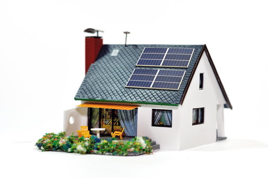 Panneaux phovolta&iuml;ques sur le toit d'une maison.
