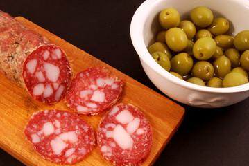 Salame a fette con olive