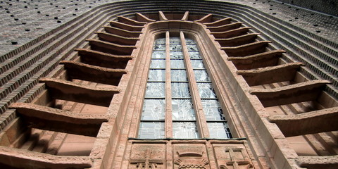 Kunstvolles Eingangsportal Herz-Jesu-Kirche in Bottrop