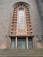 Obraz premium Kunstvolles Eingangsportal Herz-Jesu-Kirche in Bottrop