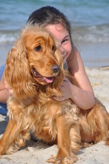 fillette et son chien cocker spaniel anglais sur la plage