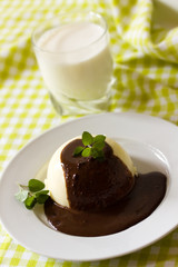Vanille Pudding mit Schokoladensoße