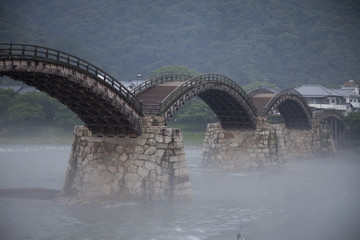 朝の木造のアーチ橋の錦帯橋