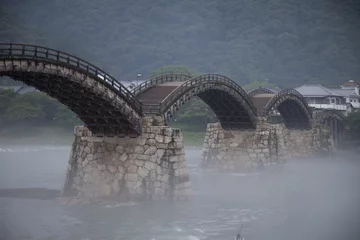 Papier Peint photo autocollant Le pont Kintai 朝の木造のアーチ橋の錦帯橋